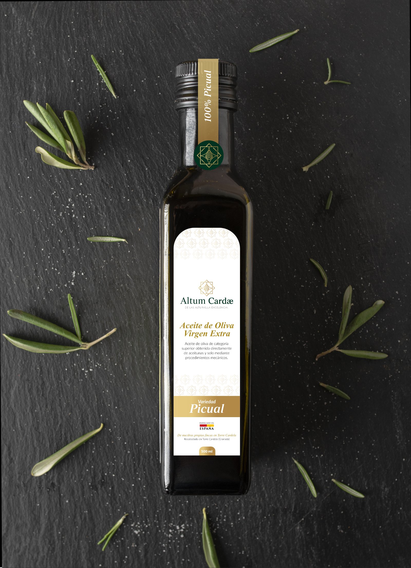 Botella Altum Cardæ Picual 500 ml sobre pizarra
